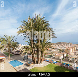 Affacciato su Puerto de Mazarrón, città costiera, da hotel garden, Murcia, Costa Calida, Spagna. Foto Stock