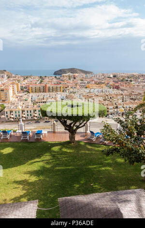 Affacciato su Puerto de Mazarrón, città costiera, da hotel garden, Murcia, Costa Calida, Spagna. Foto Stock