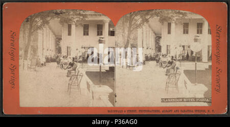 . Clarendon Hotel Piazza. Copertura: [1870?-1880?]. Fonte impronta: Albany e Saratoga Springs, N.Y. : McDonnald & Sterry, [1870?-1880?]. Elemento digitale pubblicata 10-24-2005; aggiornato 2-11-2009. 68 The Clarendon Hotel Piazza, da McDonnald &AMP; Sterry Foto Stock