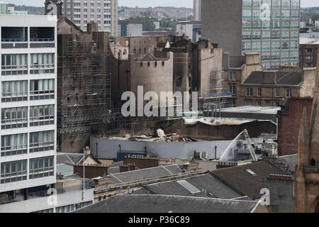 I vigili del fuoco continuano a smorzare verso il basso a seguito dell'incendio presso la Glasgow School of Art (GSA), a sinistra, e l'O2 ABC Glasgow, a destra in Glasgow. Foto Stock