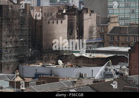 I vigili del fuoco continuano a smorzare verso il basso a seguito dell'incendio presso la Glasgow School of Art (GSA), a sinistra, e l'O2 ABC Glasgow, a destra in Glasgow. Foto Stock