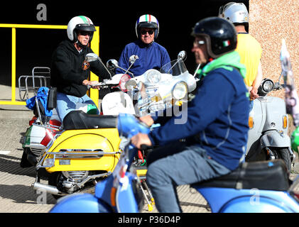 Gli appassionati di Vespa arrivare per la cena di gala a Belfast come migliaia di scooter Vespa driver sono scese in Irlanda del Nord come parte della Vespa World Days incontro di Belfast. Foto Stock