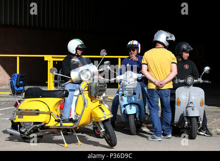 Gli appassionati di Vespa arrivare per la cena di gala a Belfast come migliaia di scooter Vespa driver sono scese in Irlanda del Nord come parte della Vespa World Days incontro di Belfast. Foto Stock