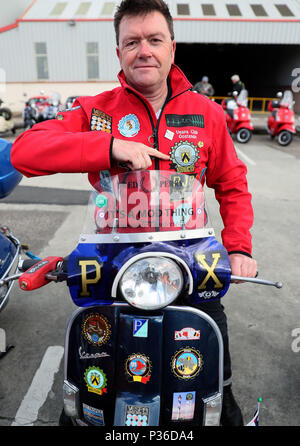 Gli appassionati di Vespa arrivare per la cena di gala a Belfast come migliaia di scooter Vespa driver sono scese in Irlanda del Nord come parte della Vespa World Days incontro di Belfast. Foto Stock