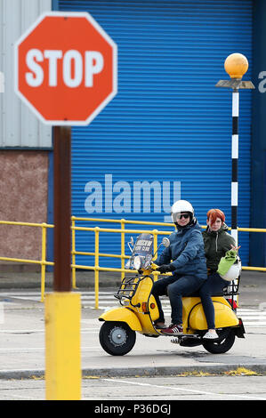 Gli appassionati di Vespa arrivare per la cena di gala a Belfast come migliaia di scooter Vespa driver sono scese in Irlanda del Nord come parte della Vespa World Days incontro di Belfast. Foto Stock