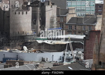 I vigili del fuoco continuano a smorzare verso il basso a seguito dell'incendio presso la Glasgow School of Art (GSA), a sinistra, e l'O2 ABC Glasgow, a destra in Glasgow. Foto Stock