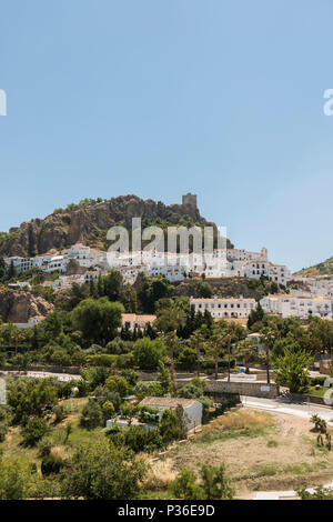 Villaggio andaluso Zahara de la Sierra, Sierra de Grazalema parco naturale, Andalusia, Spagna Foto Stock