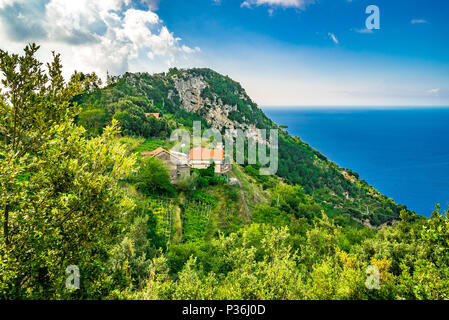 La passeggiata degli Dèi è anche noto come il percorso degli Dèi ed offre splendidi panorami della Costiera Amalfitana. Foto Stock