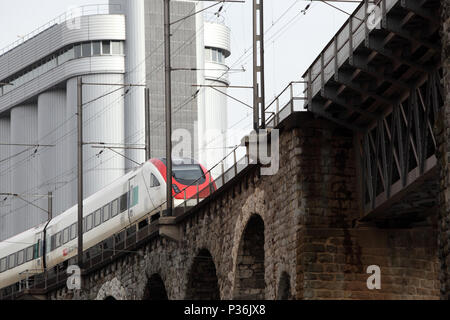 Zurigo, Svizzera, treno delle Ferrovie Federali Svizzere rigidi su un viadotto Foto Stock