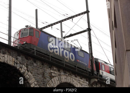 Zurigo, Svizzera, treno delle Ferrovie Federali Svizzere rigidi su un viadotto Foto Stock