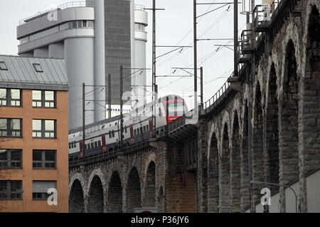 Zurigo, Svizzera, S-Bahn delle Ferrovie Federali Svizzere rigidi su un viadotto Foto Stock