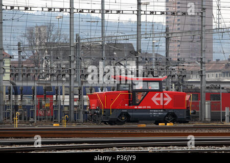 Zurigo, Svizzera, locomotiva di smistamento delle Ferrovie Federali Svizzere all'ingresso della stazione principale Foto Stock