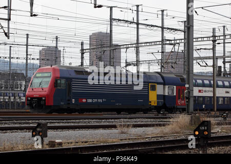 17.02.2012, Zurigo, Canton Zurigo, Svizzera - S-Bahn delle Ferrovie Federali Svizzere all'ingresso della stazione principale. 00S120217D026CAROEX.JPG [MO Foto Stock