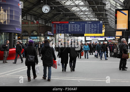 Zurigo, Svizzera, i viaggiatori nella sala di ingresso della stazione principale