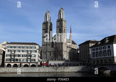 Zurigo, Svizzera, il Grossmuenster sul Limmatquai Foto Stock