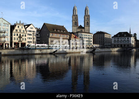 Zurigo, Svizzera, cityscape con il Grossmuenster sul Limmatquai Foto Stock