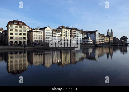 Zurigo, Svizzera, cityscape con il Grossmuenster sul Limmatquai Foto Stock