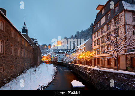 Il fiume Rur in tedesco Eifel villaggio di Monschau durante il tempo di Natale di notte, Germania. Foto Stock