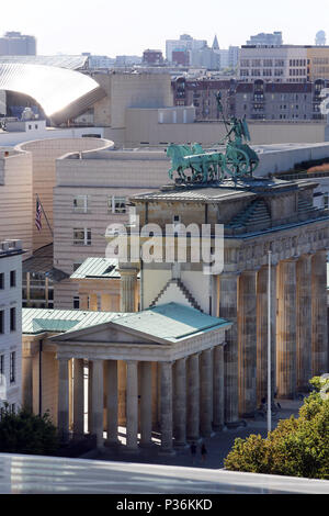 Berlino, Germania, Porta di Brandeburgo e l'AMBASCIATA DEGLI STATI UNITI Foto Stock