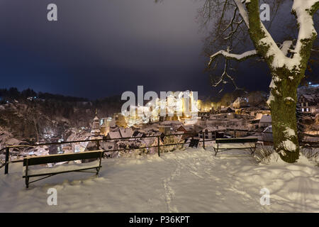 Il villaggio di Eifel di Monschau durante il tempo di Natale con un sacco di neve. Vista dal castello vecchio rudere, Germania. Foto Stock