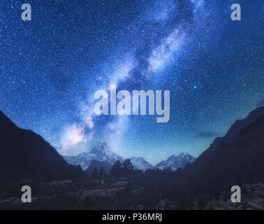 Via Lattea. Incredibile scena con himalayan montagne e il cielo stellato di notte in Nepal. Alte rocce a picco innevato e il cielo con le stelle. Bellissimo Il Manaslu, Foto Stock