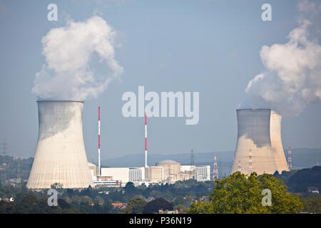 Colpo distanti di una centrale nucleare in una valle visto da una collina. Tihange, Huy, Belgio Foto Stock