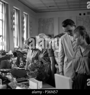 Berlino, gdr, gli ospiti invitati in occasione del settantesimo compleanno di Walter Ulbricht, esaminare i suoi doni Foto Stock