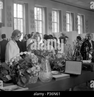 Berlino, gdr, gli ospiti invitati in occasione del settantesimo compleanno di Walter Ulbricht, esaminare i suoi doni Foto Stock