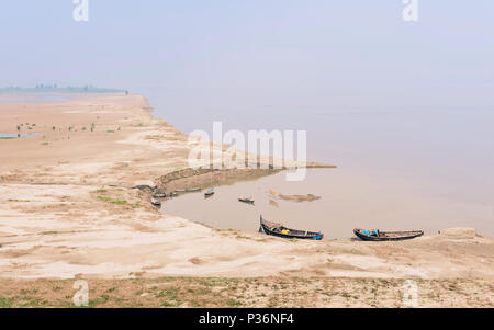 Il fiume Gange con barche ormeggiate lungo la banca e fango appartamenti in un giorno caldo come si vede dal Mahatma Gandhi Seti (ponte), Patna, Bihar, in India. Foto Stock