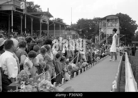 A Dresda, gdr, fashion show dal VVB Confection Berlino nella parte anteriore delle tribune il giorno della fiera Foto Stock