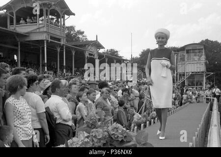 A Dresda, gdr, fashion show dal VVB Confection Berlino nella parte anteriore delle tribune il giorno della fiera Foto Stock