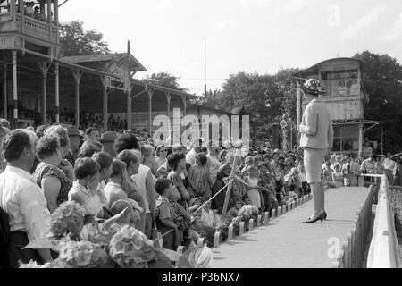 A Dresda, gdr, fashion show dal VVB Confection Berlino nella parte anteriore delle tribune il giorno della fiera Foto Stock