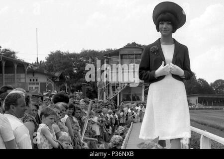 A Dresda, gdr, fashion show dal VVB Confection Berlino nella parte anteriore delle tribune il giorno della fiera Foto Stock