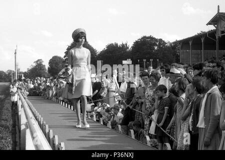 A Dresda, gdr, fashion show dal VVB Confection Berlino nella parte anteriore delle tribune il giorno della fiera Foto Stock