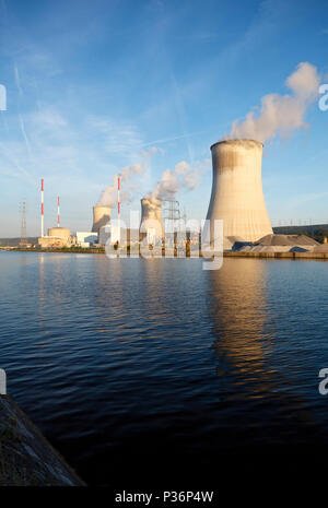 Riprese diurne della centrale nucleare di Tihange (Belgio) al fiume Mosa con cielo blu e di riflessione. Foto Stock