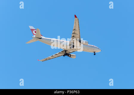 Lisbona, Portogallo - 19 Maggio 2017: Airbus A330 Turkish Airlines aerei di atterraggio nell'aeroporto di Portela di Lisbona, in Portogallo. Lisbona aeroporto Portela è t Foto Stock