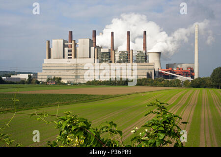 Una sporca power station nel bel paesaggio verde. Foto Stock