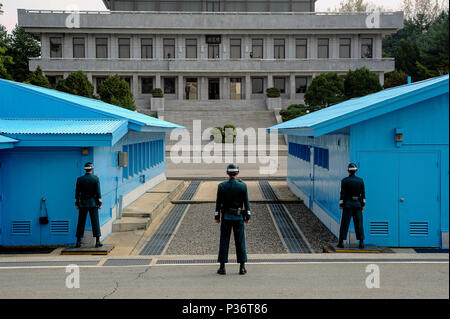 Panmunjeom, Corea del sud, sud coreano protezioni a bordo Foto Stock