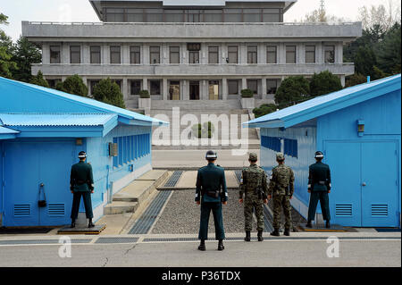 Panmunjeom, Corea del sud, sud coreano protezioni a bordo Foto Stock