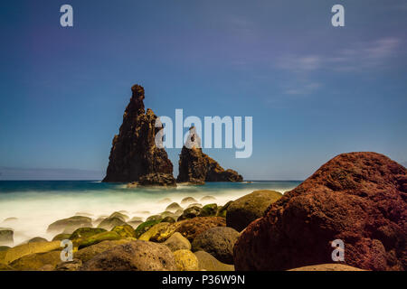 Onda di mare e di pietra con il tramonto in serata.Seascape concetto di sfondo.lunga esposizione. Foto Stock