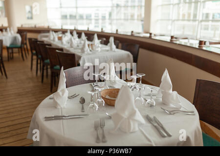 Splendido tavolo serviti con la vetreria e cultery, preparato per evento festivo. Occasione speciale celebrted nel lussuoso ristorante o bar. Impostazione tabella Foto Stock