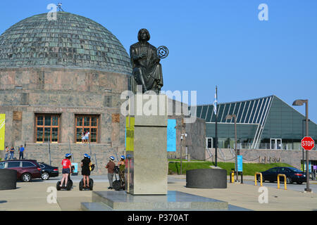 La scultura di Copernico e il Planetarium Adler si trova a Chicago il lungolago Museum Campus. Foto Stock