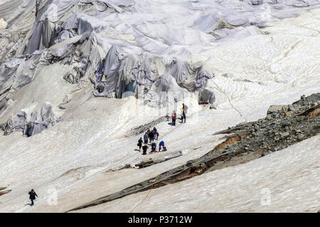 Grotta di ghiaccio, ghiacciaio del Rodano, coperta di fogli per impedire la fusione, Furka Pass, ghiacciaio del Rodano, Rhonegletsch, primavera, Svizzero, Svizzera Foto Stock