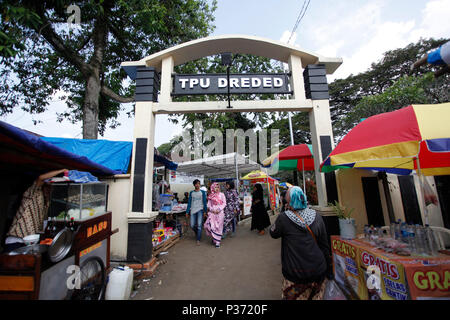 Bogor, Indonesia. 17 Giugno, 2018. L'atmosfera al cimitero pubblico (TPU) Dreded Bogor, West Java, Indonesia. Il 17 giugno 2018. Vacanza di Eid Al-Fitr 1439 Hijriah, residenti fanno pellegrinaggio al cimitero per pregare per la famiglia e i parenti che si riposano in pace. Credito: Adriana Adinandra/Pacific Press/Alamy Live News Foto Stock