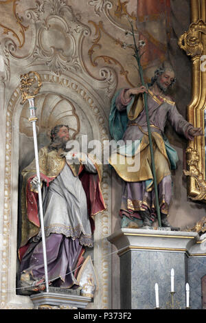 Santi Agostino e Giuseppe, statue sull'altare maggiore nella chiesa parrocchiale dell'assunzione a Sveta Marija na muri, Croazia Foto Stock