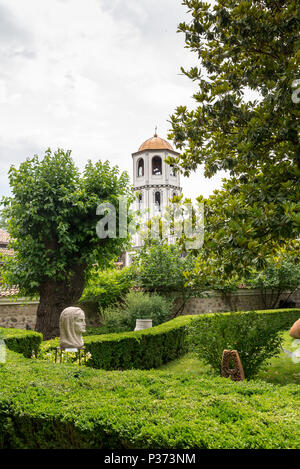 PLOVDIV, Bulgaria - 6 giugno 2018: vista del campanile della chiesa di San Costantino e Sant'Elena e street nel centro storico della città di Plovdiv, Bulgar Foto Stock