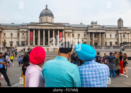 Tre Signori Sikh godetevi la National Gallery e Trafalgar Square nel centro di Londra Foto Stock