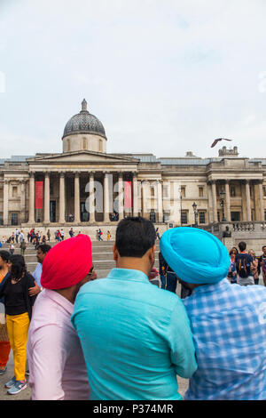 Tre Signori Sikh godetevi la National Gallery e Trafalgar Square nel centro di Londra Foto Stock