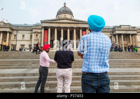 Tre Signori Sikh godetevi la National Gallery e Trafalgar Square nel centro di Londra Foto Stock