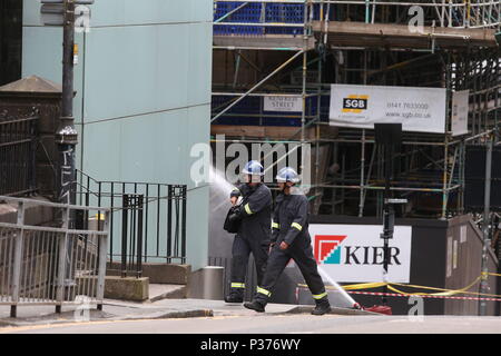 Gli investigatori presso la scena come i vigili del fuoco continuano a smorzare verso il basso a seguito dell'incendio presso la Glasgow School of Art (GSA) nello storico edificio di Mackintosh a Glasgow. Foto Stock